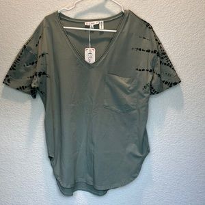 Oversized boutique green V-neck, NWT